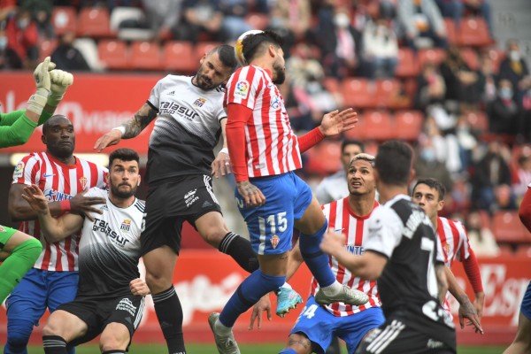 El Efesé resucita al Sporting en una segunda parte de esperpento y ve alejarse la promoción