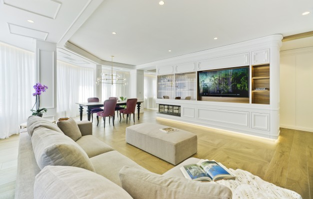 Una casa colonial estadounidense en la Murcia del siglo XXI: elegante, luminosa... y con un vestidor de ensueño