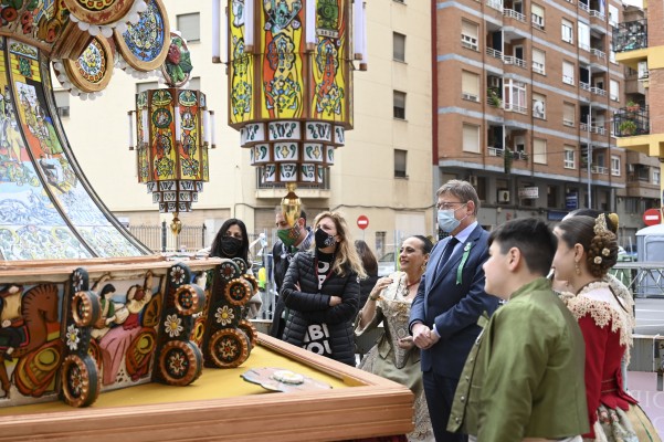 Puig visita la Gaiata 15 Sequiol, ganadora del concurso de las fiestas de la Magdalena 2022