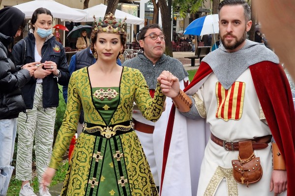 Magdalena cambia la 'brusa' por el chubasquero: sin Pregó pero con muchas ganas de fiesta