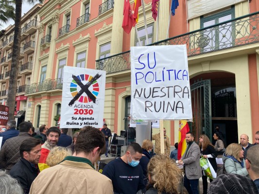 Vox y Solidaridad salen a la calle en Murcia: 