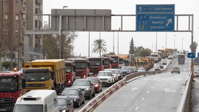 Colapso en la autovía de Murcia: un centenar de camiones inunda las carreteras en el cuarto día de huelga