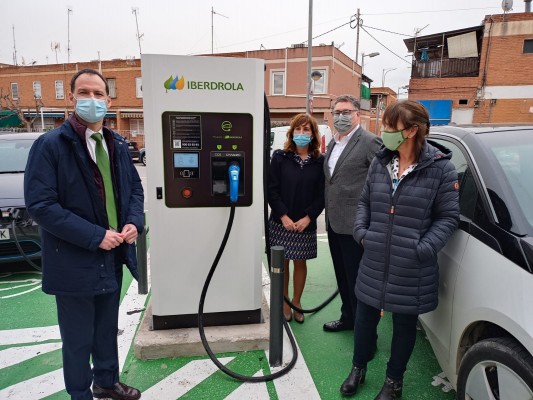 Murcia estrena seis puntos de recarga para vehículos eléctricos junto a las paradas de taxi