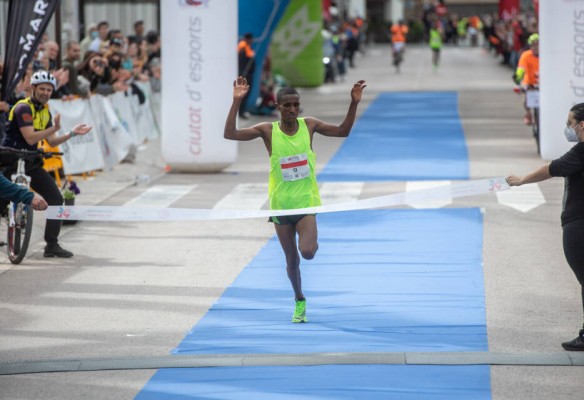 El etíope Denekew Habtamu y la finlandesa Aino Niemi ganan en Elche
