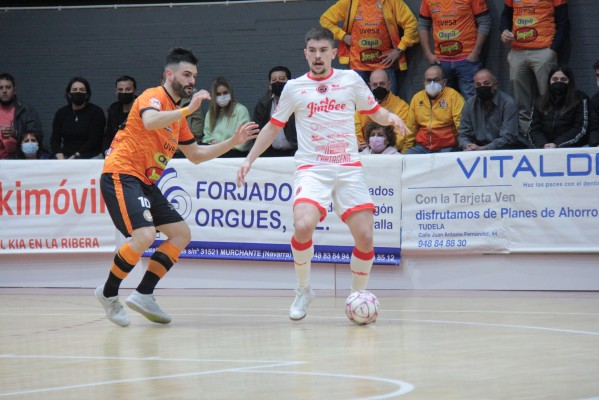 Al Jimbee se le escapa la victoria in extremis en un duelo que marcan las lesiones y la roja a Raúl Jerez 