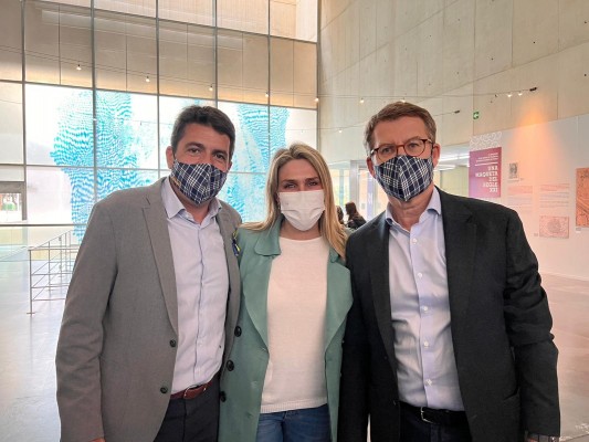 Feijóo, de invitado estrella en la mascletà a presidente de perfil en el pacto con Vox