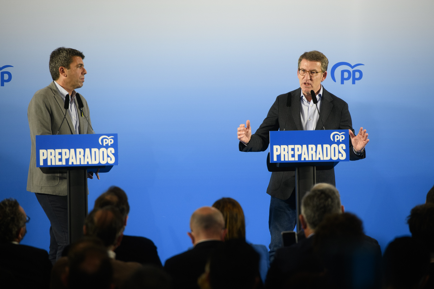 Feijóo, de invitado estrella en la mascletà a presidente de perfil en el pacto con Vox