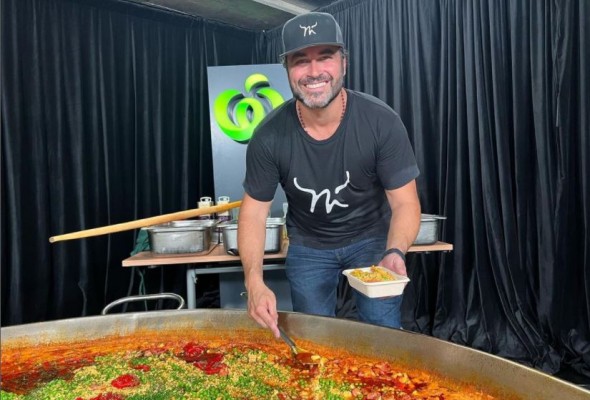 La 'Paellatrón' solidaria del Miguel Maestre, el chef murciano que es toda una 'celebrity' en Australia
