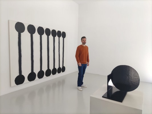 El minimalismo geométrico de Antonio González crea un universo propio en la galería-escaparate Artnueve 