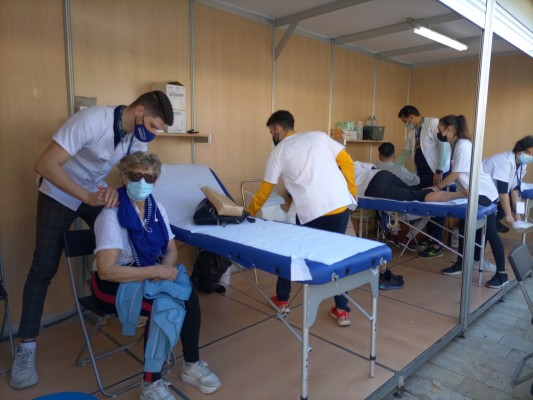Estudiantes de la UCAM llevan a cabo cientos de pruebas sanitarias y físicas a los cartageneros en la Feria de la Salud y el Deporte