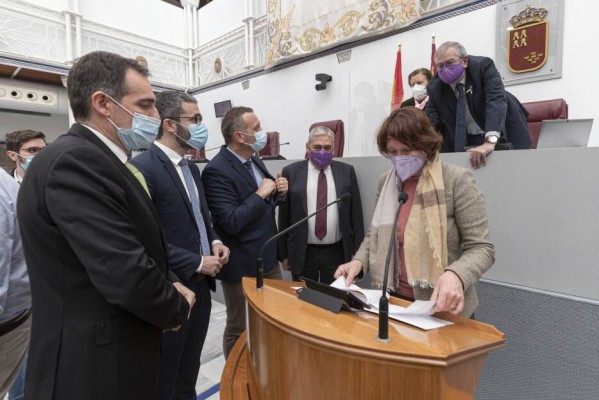 La Asamblea no llega a un acuerdo para retirar la publicidad sexista de la Región