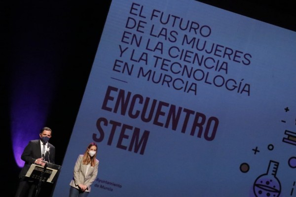 Murcia enseña el camino de las ciencias a las estudiantes