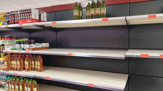 El aceite de girasol se agota en los supermercados de la Región por el bloqueo de Rusia a Ucrania
