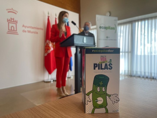 Un 'Bosque Ecopilas' para fomentar la recogida selectiva de pilas usadas entre los escolares de Murcia
