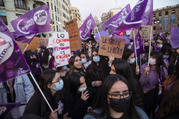 El feminismo grita en València por una sociedad más justa y sin violencia
