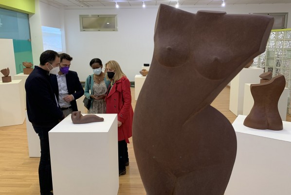 La artista Ginesa Albaladejo expone 'Naranjas de sol, espuma de mar' en Las Torres de Cotillas