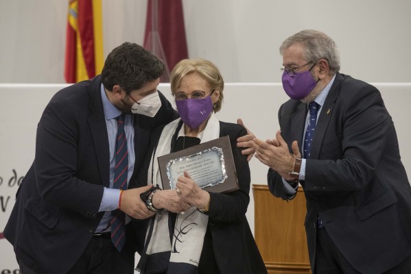 La Asamblea homenajea a las alcaldesas, con especial cariño a la ricoteña Isabel Macarro