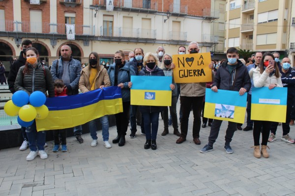 Centenares de personas se concentran en Nules para mostrar su apoyo al pueblo ucraniano