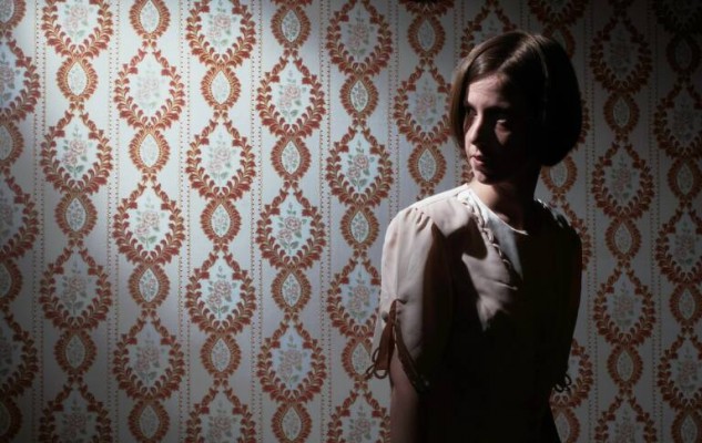 Kunst camina entre las sombras: la artista abre las habitaciones de su memoria en Caballerizas