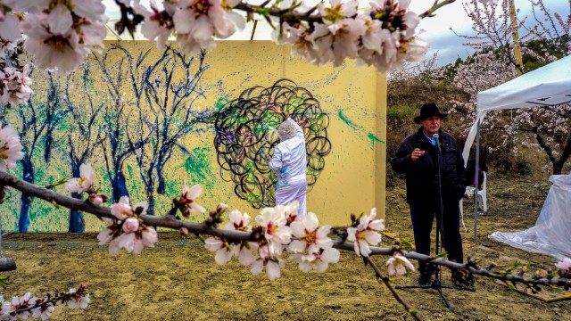  Gabarrón pinta el mural 'Flores contra bombas' en respuesta a la guerra en la primera edición de 'Ámbito' en Mula