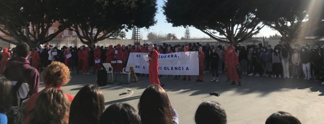 Los profesores del instituto Ruiz de Alda entonan el 'Bella Ciao' contra la guerra de Rusia en Ucrania