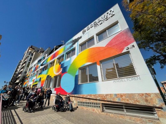 El artista murciano Ángel Toren pinta un mural en la fachada de Aspaym de 300 metros cuadrados
