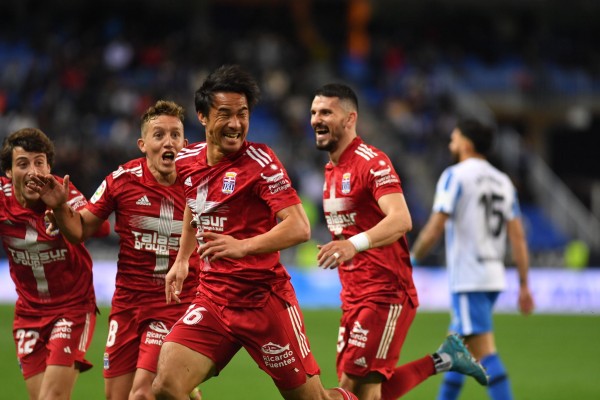 Una chilena de Okazaki en el 95 salva un punto para el Efesé en un discreto partido en Málaga



