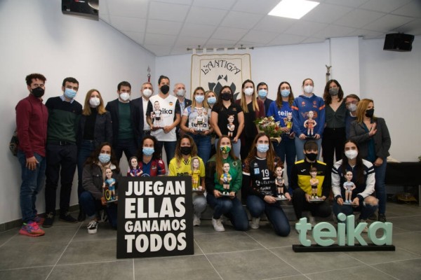 Teika aúna deporte y Fallas en el marco de la campaña 'Juegan ellas, ganamos todos' 
