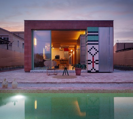 La original casa en la Huerta, hecha con retales, que reinterpreta la arquitectura tradicional
