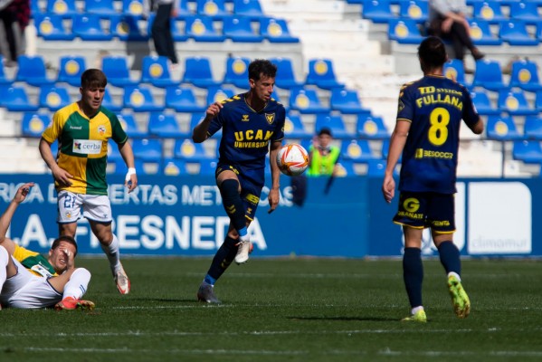 El UCAM CF, con Ballesta en la cuerda floja, intenta enderezar el rumbo en casa y el Murcia progresar