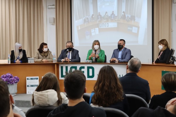 La UNED celebra su 50 aniversario con una visita a los alumnos de robótica de la Fundació Flors