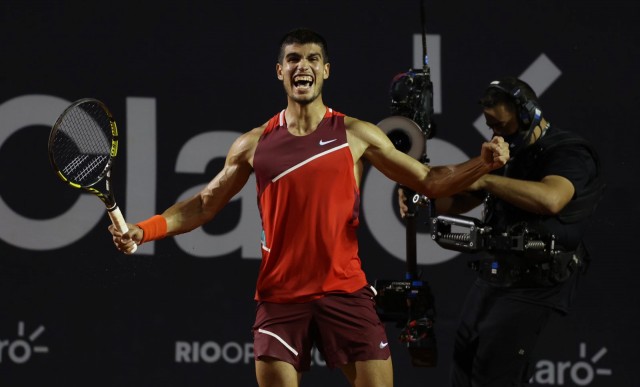 Alcaraz despacha a Schwartzman en menos de hora y media y logra en Río su mayor triunfo