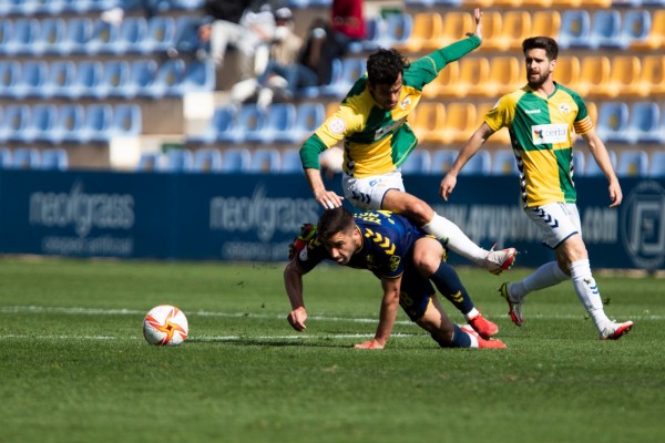 Un penalti cometido por Charlie Dean puede acabar con Salva Ballesta fuera del UCAM CF