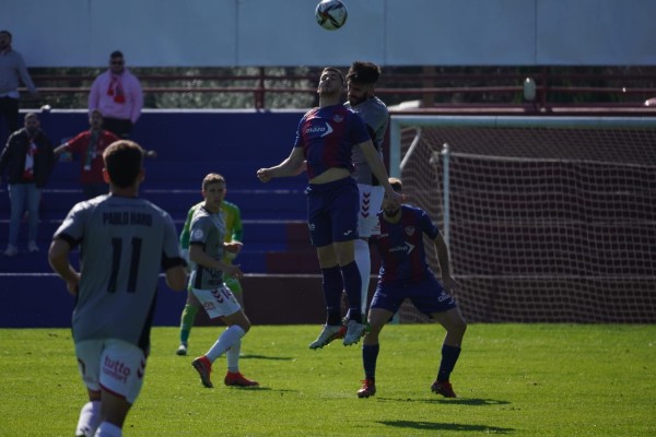 El Murcia salva un punto y mantiene la racha de invicto in extremis 