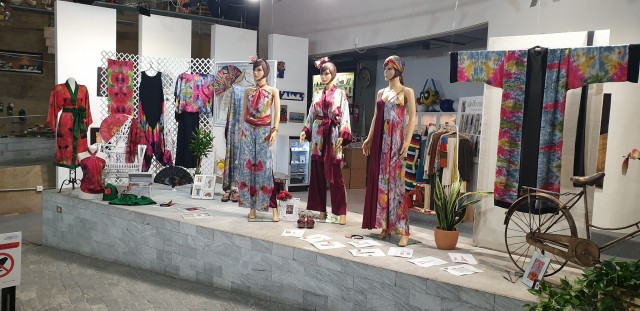 Arte y moda se funden en 'Acción sedante': color y aires orientales en el Centro Regional de Artesanía de Murcia 