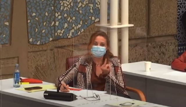 Virginia Lopo le dedica una 'peineta' a Miriam Guardiola en la Asamblea