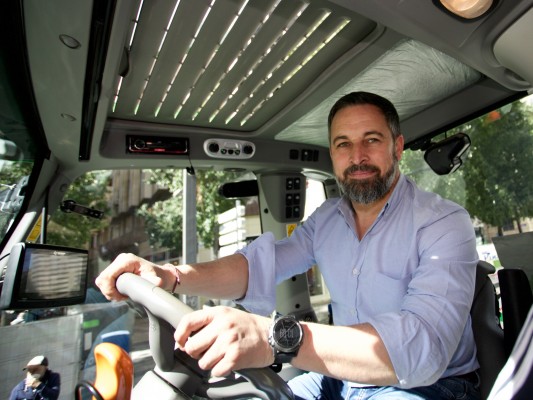 Abascal se sube a los tractores de Murcia al grito de 
