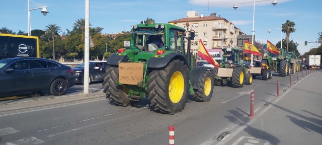 Miles de agricultores colapsan Murcia con 700 tractores y camiones 
