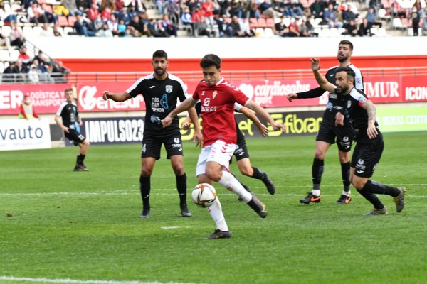 El Murcia continúa firme y se lleva el derbi regional para ponerse a dos puntos del liderato 