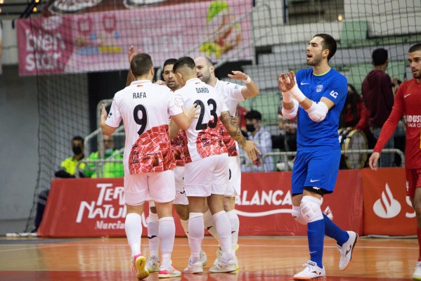ElPozo, con más amor propio que solidez, vence tras una segunda parte de locura