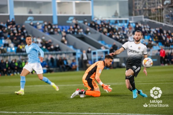 Dos penaltis de VAR tras sendas torpezas hacen caer al Efesé en Can Misses y alejan la promoción