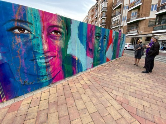 El artista Carlos Callizo reivindica con un mural en la calle Pasos de Santiago de Murcia a las mujeres científicas

