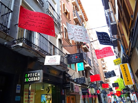 Más de 200 mensajes de amor escritos a mano por los comerciantes inundan la calle Sociedad de Murcia