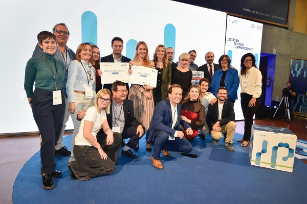 Los asistentes virtuales con IA de CloneByMe se alzan con el Premio Emprendedor del Año de la Región