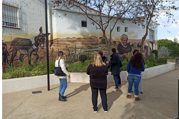 Perín se embellece con un mural de la artista Velina Lobris en el que no falta su famoso burro