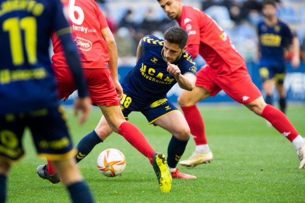 El UCAM CF sigue en zona de descenso tras verse remontado en casa