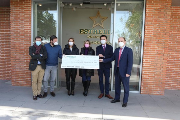 Assido recibe cerca de 4.000 euros gracias a la 'Cerveza de Navidad' de Estrella de Levante