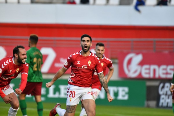 El Real Murcia ya tiene el liderato a tiro de partido