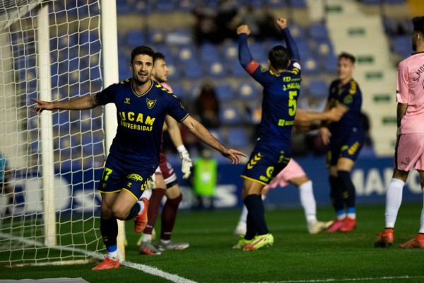 Xemi Fernández da al UCAM CF un triunfo que lo saca de la zona de descenso en la Primera RFEF