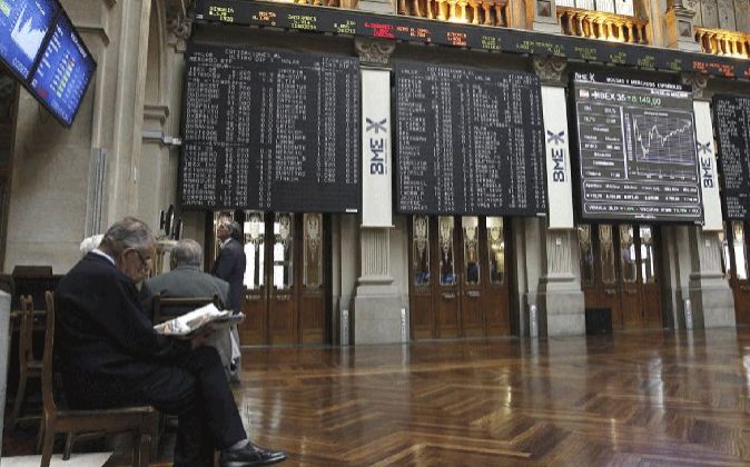 Las dudas asaltan a los bolsistas a media sesión con el Ibex 35 titubeando sobre los 10.000 puntos